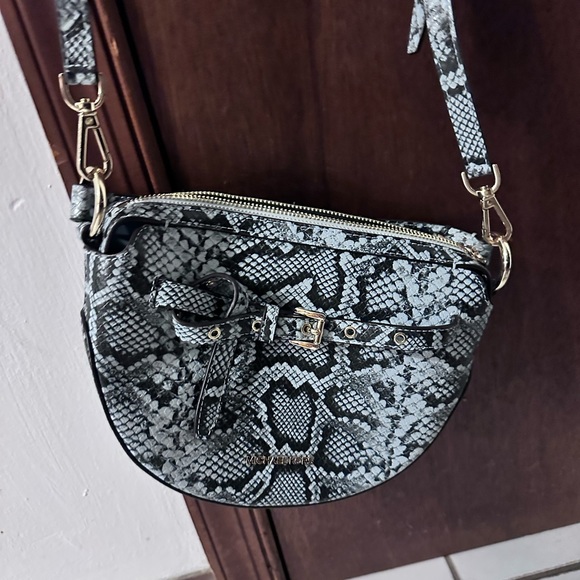 MK crossbody bag only wore once great excellent condition - Picture 2 of 2